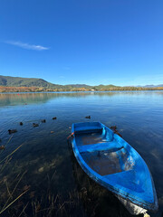 Obraz premium Paseo por el estanque de Banyoles, con barcas de madera amarradas. Cataluña. España.