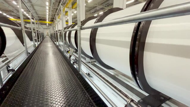 The unwinding of the threads from the bobbin of the warp of the knitting machine