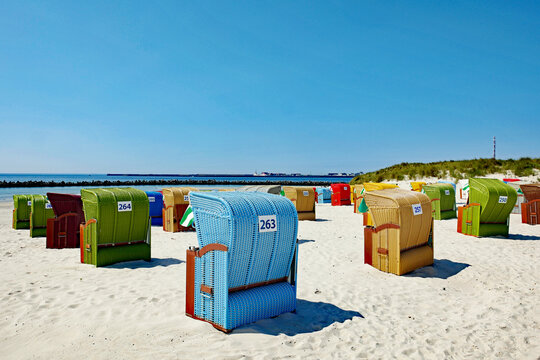 Helgoland Düne Strandkörbe mit Helgoland im Hintergrund