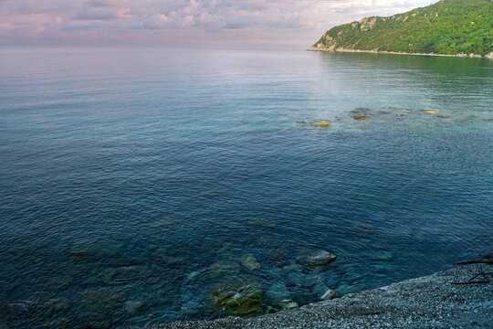 Panorama all'alba della piaggia presso riva trigoso sestri levante galleria per moneglia scoglio di asseu liguria italia 