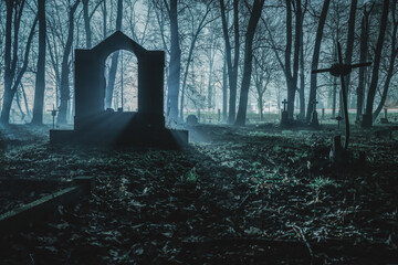 stary cmentarz we mgle nocą - obrazy, fototapety, plakaty
