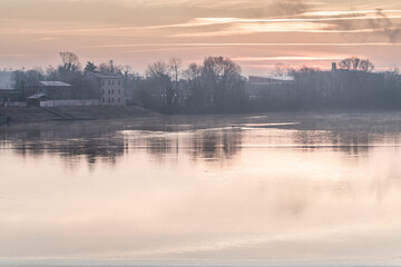 świt nad rzeką z unoszącymi się mgłami w Opolu nad rzeką Odrą