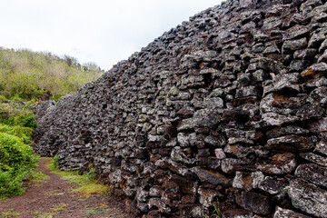 Muro de las lágrimas, antigua carcel de Galápagos, Ecuador - obrazy, fototapety, plakaty