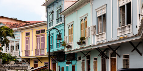 Fachada colorida de estilo colonial, barrio de Santa Ana, Guayaquil, Ecuador