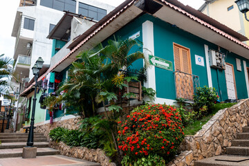 Fototapeta na wymiar Casa colorida en las escaleras de Cerro Santa Ana, Guayaquil, Ecuador