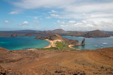 Fototapeta na wymiar Vista panorámica desde lo alto del volcán de Isla Bartolomé, Galápagos