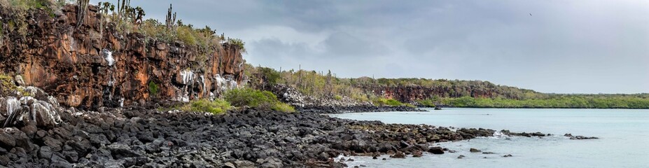 panorámica de bahía de piedra volcánica, Galápagos, Ecuador