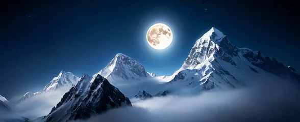 Deurstickers cime innevate sotto un cielo notturno limpido illuminate da una grande luna piena © divgradcurl