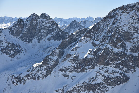 Pics glacés à l'infini à Saint-Moritz. Suisse