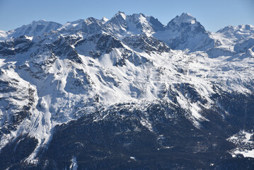 Fototapeta na wymiar Pics glacés à Saint-Moritz. Suisse