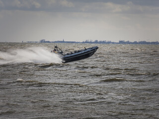 Fototapeta premium speedboat jumping