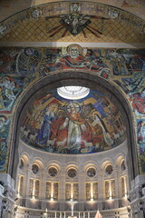 Obraz premium L' intérieur de la Basilique Sainte-Thérèse de Lisieux.