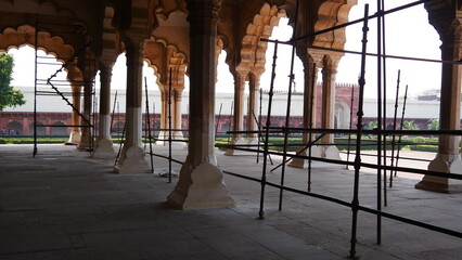 A l'extérieur du fort Rouge d'Agra, avec son jardin royal, en Inde, avec ses murs blancs et sa beauté architecturale, et courbé, avec des rayonnements du Soleil, échafaudages et travaux de rénovation