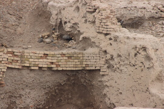 The royal cemetery in the ancient city of ur 