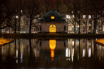 Hubertusbrunnen bei Nacht