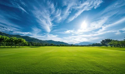 Lichtdoorlatende rolgordijnen zonder boren Bestemmingen Golf course with mountain and blue sky background.