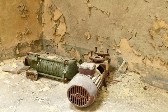 alte, rostige Pumpen in einer verlassenen Fabrik