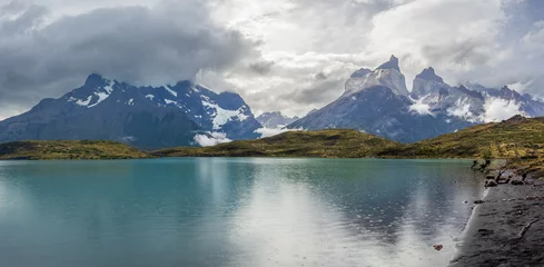 Crédence de cuisine en verre imprimé Cuernos del Paine Majestic Mountain Range Reflected in Calm Lake Waters
