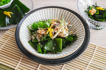 薬味をのせた昆布のさしみ