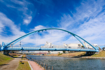 Fototapeta na wymiar 東京都 江戸川区と江東区を流れる旧中川にまたがる「ふれあい橋」