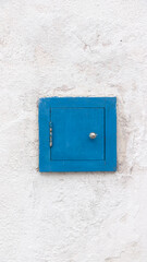 Pequeña puerta  de madera azul 