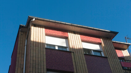 Ventanas en último piso de edificio