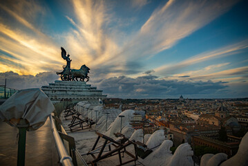 Ciudad europea de Roma en Italia, cuna de la civilización con innumerables monumentos. - obrazy, fototapety, plakaty