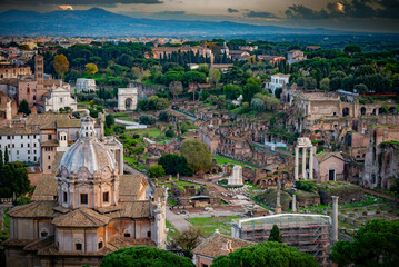 Fototapeta premium Ciudad europea de Roma en Italia, cuna de la civilización con innumerables monumentos.
