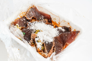 粉を加える鰹のたたき漬け