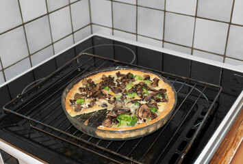 Quiche with mushrooms and broccoli.	