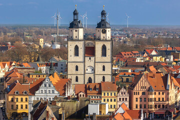 Fototapeta na wymiar Blick von der Schlosskirche über die Altstadt, im Hintergrund die Stadtkirche St. Marien, Lutherstadt Wittenberg, Sachsen Anhalt, Deutschland 