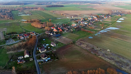Widok wioski, obszaru zabudowanego zlotu ptaka z drona. © Stanisław Błachowicz