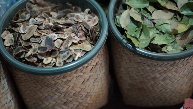 seasoning bay leaf at the market