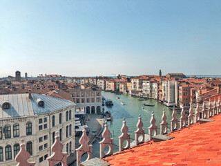 Fototapeta na wymiar view of the Grand Canal and old beautiful houses in Venice