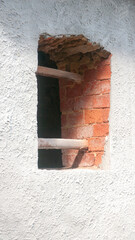 Hueco para ventana en muro de ladrillo