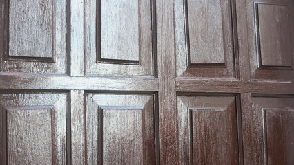 Casetones cuadrado en puerta de madera
