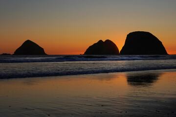 Naklejka na ściany i meble Sunset behind the sea stacks on the Oregon coast