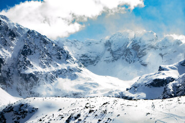 Orla Perć w Tatrach widok znad Czarnego Stawu Gąsienicowego, zimą, szczyty w chmurach