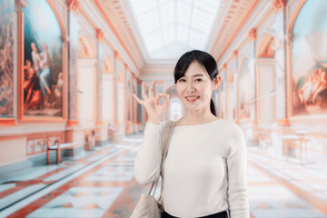 美術館を見学する若い女性