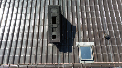 Widok komina i okna dachowego z góry, zdjęcie z góry, zdjęcie z lotu ptaka. © Stanisław Błachowicz