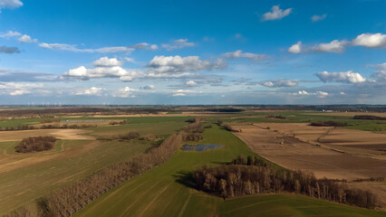 Obraz premium Piękny krajobraz jesiennych pól, błękitnego nieba i obłoków.