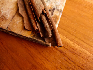 cinnamon sticks on wooden table
