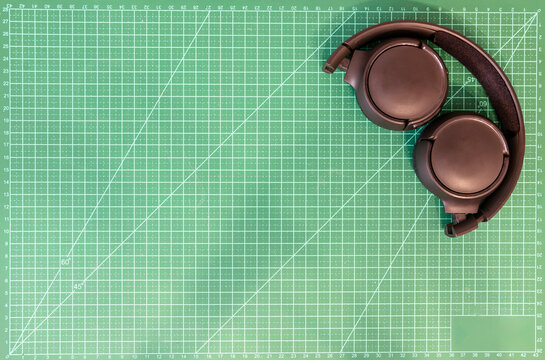 Fone de ouvido sem fio, mesa parar desenho, fundo verde com riscos tra&ccedil;os e numeros, espa&ccedil;o livre para escrita, redes sociais, midias sociais, apresenta&ccedil;&atilde;o banner ,site, website, verde preto e branco
