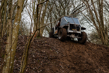 Terenówka na szczycie góry © Mateusz