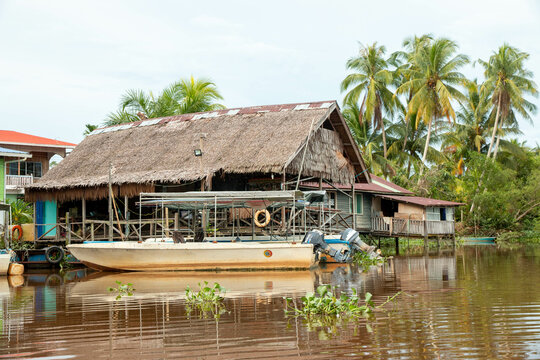 Casa con barca en el cauce del rio Klias en Borneo, h&aacute;bitat del Mono narigudo (Nasalis larvatus)
