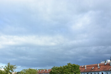 Obraz premium Wolkenlandschaft über der Stadt