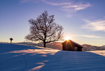 Allgäu - Sonnenuntergang - Stadel - Winter - Chalet - Alpe - Schnee - Faszination