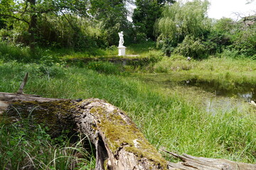 Wildnis mit weißer Skulptur im Hintergrund