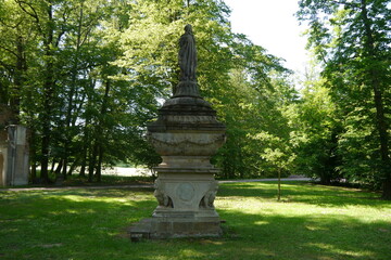Denkmal im Schlosspark Schloss Luisium bei Dessau