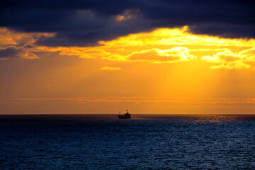 美しい海の夕暮れ
